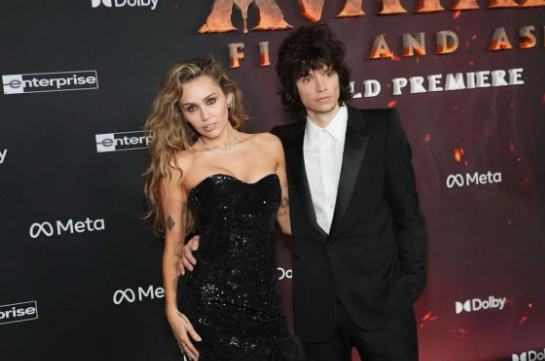 Resmi Tunangan! Miley Cyrus Pamer Cincin Berlian di Jari Manis, Siap Menikah dengan Maxx Morando Setelah 4 Tahun Pacaran!
