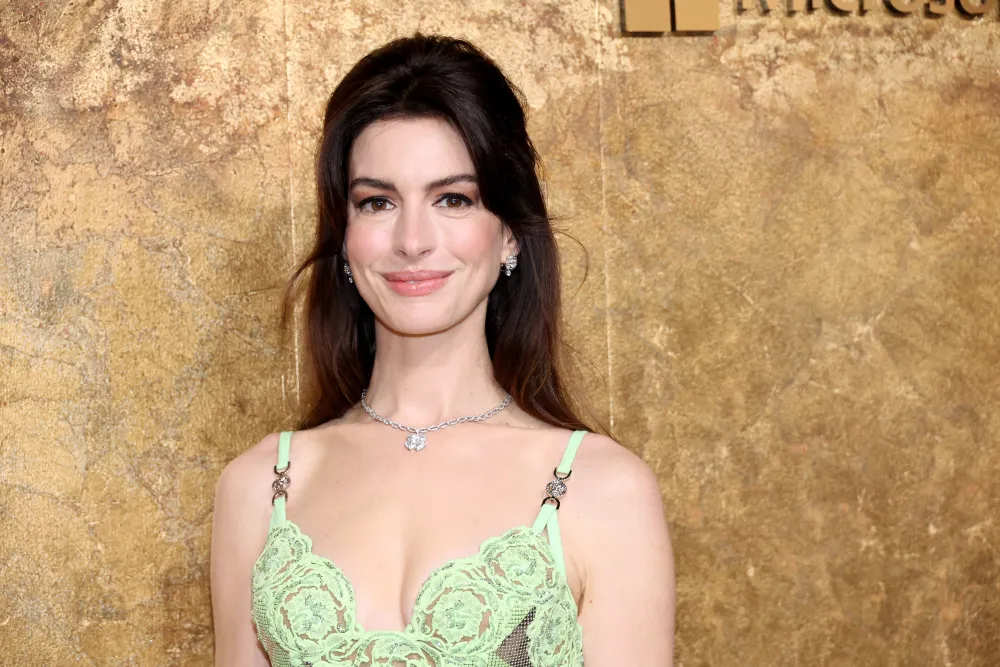 Mother Mary Janjikan Thriller Musikal Paling Gila dari A24, Anne Hathaway Jadi Diva Pop Beraroma Misteri