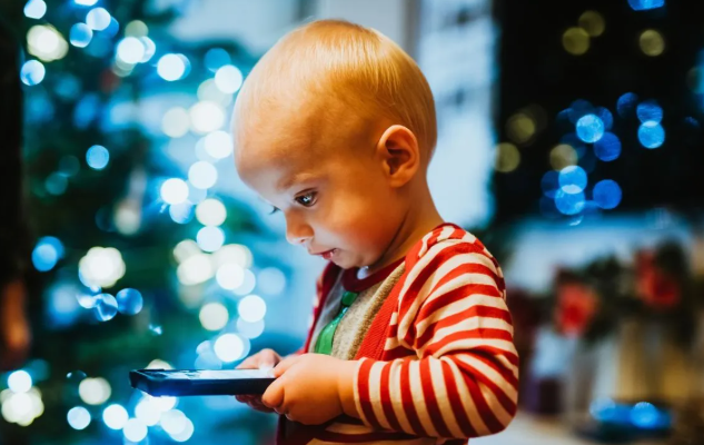 Anak Pakai Smartphone Terlalu Cepat di Bawah 12 Tahun Sangat Berbahaya, Studi Terbaru Ungkap Risiko Kesehatan!