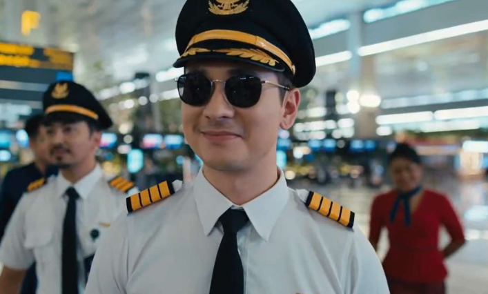 Film Penerbangan Terakhir Rilis Teaser Trailer Penuh Intrik Pilot Playboy, Jerome Kurnia Pimpin Drama Panas di Balik Kokpit Mulai 15 Januari 2026!