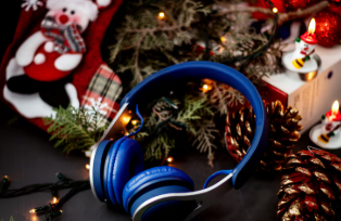 7 Playlist Lagu Vibes Natal 2025 Paling Populer Bikin Suasana Hangat, Dari Jingle Bell Rock Hingga K-Pop EXO dan TWICE!