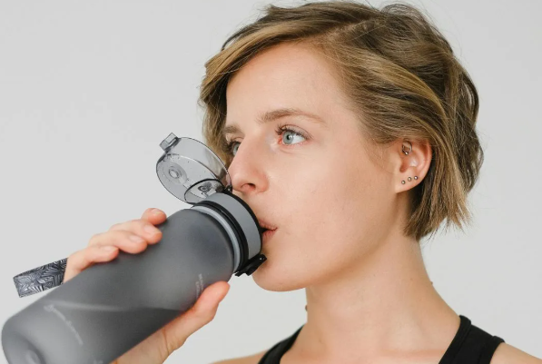 Tips Aman Pakai Botol Tembaga Agar Nggak Keracunan Logam, Ahli Ortopedi Ungkap Kesalahan Fatal yang Bikin Toksin Masuk ke Tubuh!