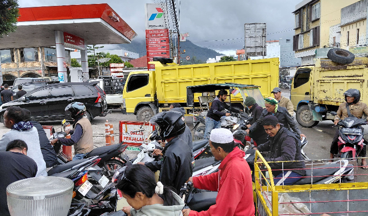 Warga Tapanuli Utara Keluhkan Antrean BBM Horor Pasca Banjir, Akses Jalan Sibolga Putus, Pelaku UMKM Teriak Karena Aktivitas Terganggu 2 Minggu!