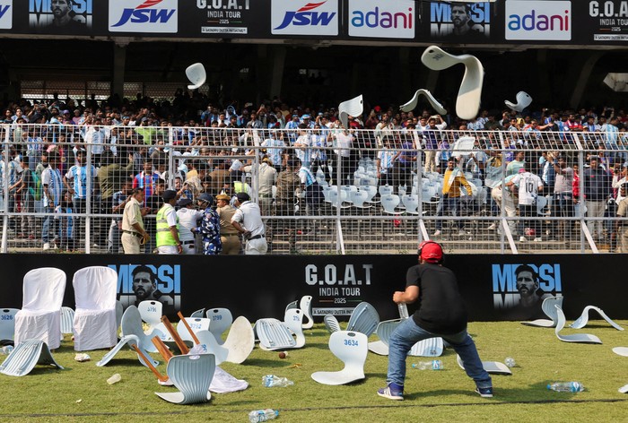 Messi Cuma Muncul 20 Menit, Fans India Ngamuk Sampai Bawa Pulang Karpet Rumput Stadion
