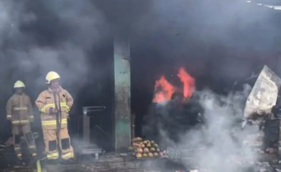 Pasar Induk Kramat Jati Jaktim Dilalap Si Jago Merah Pagi-Pagi, 95 Personel Damkar Dikerahkan Padamkan Api di Blok Buah yang Penuh Material Mudah Terbakar!