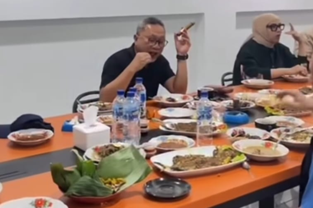 Kunjungan Bencana Banjir Aceh Tuai Hujatan, Menteri Zulhas Kedapatan Santai Makan Sate Sambil Merokok Cerutu