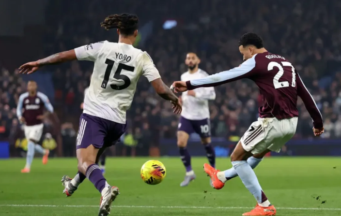 Kalah dari Aston Villa, Roy Keane Ngamuk Sebut Pertahanan Setan Merah Bobrok dan Nggak Ada Masa Depan!