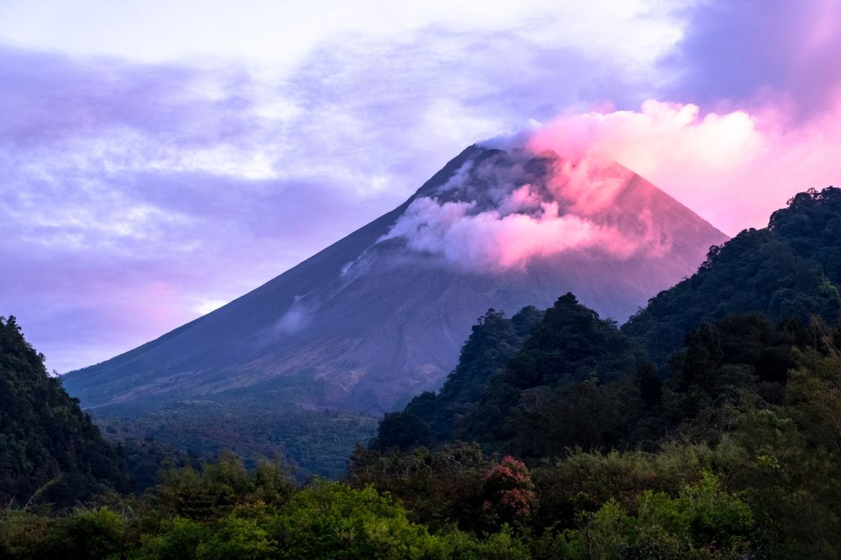 Nekat Mendaki Jalur Terlarang, Dua Pendaki Asal Yogyakarta Hilang di Gunung Merapi