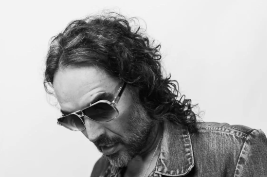 Kasus Russell Brand Memanas: Aktor Hollywood Didakwa Pasal Pemerkosaan dan Serangan Seksual Tambahan Terhadap Enam Wanita!