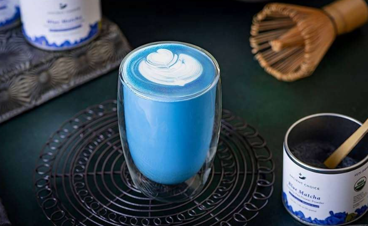 Blue Matcha, Minuman Hits Warna Biru Alami yang Bikin Kulit Makin Glowing!