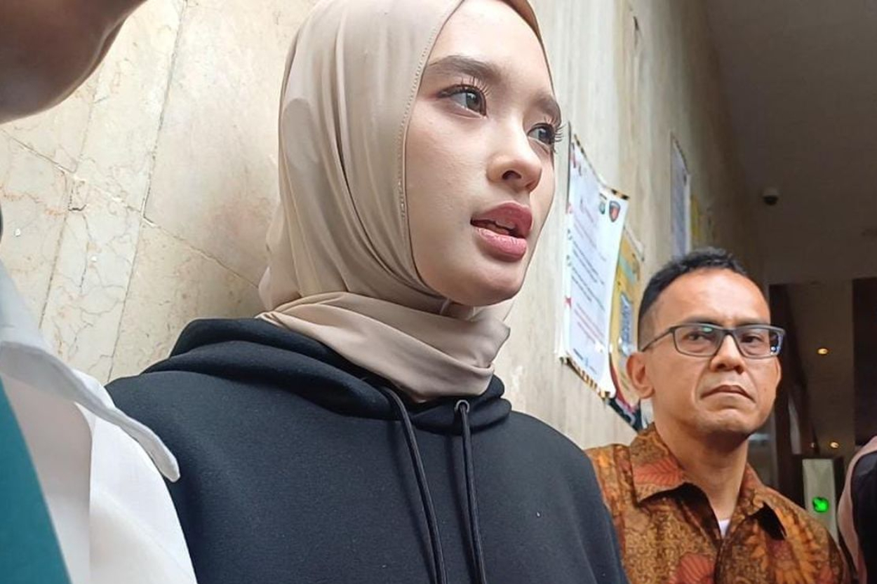 Isu Kehamilan Inara Rusli Memanas Usai Cabut Gugatan Terhadap Insanul Fahmi, Outfitnya Bikin Salah Fokus