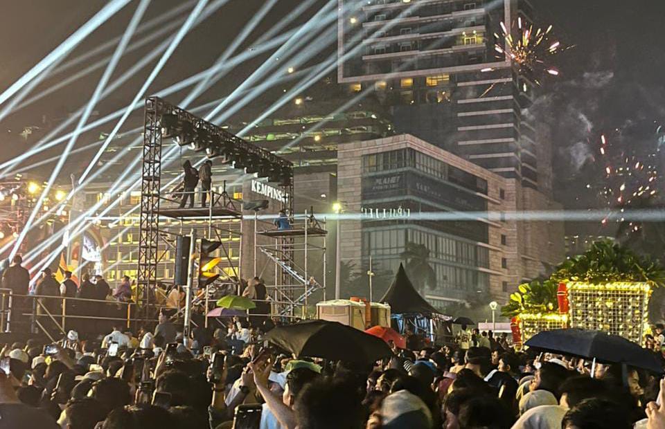 Diimbau Tanpa Kembang Api, Jakarta Tetap Gemerlap Petasan di Malam Tahun Baru 2026