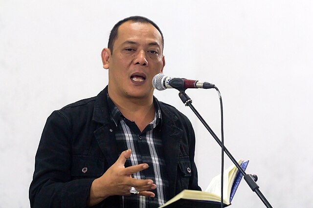 Dari Penyair Besar hingga Perkosa Perempuan, Ini Profil Sitok Srengenge yang Lagi Rame!