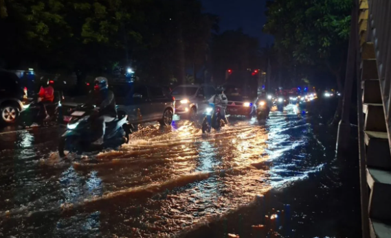 Banjir Di Daan Mogot Bikin Jakarta Barat Lumpuh Total, Kemacetan Parah Mengular Sampai 4 km Malam Ini!