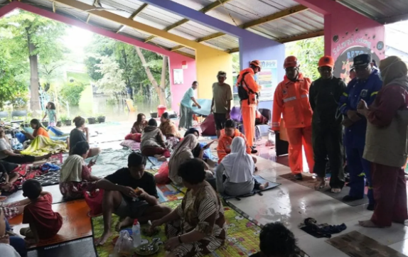 Banjir Jakarta Makin Parah, 2.000 Warga Mengungsi Dan Puluhan RT Terendam Air Hingga 1 Meter!