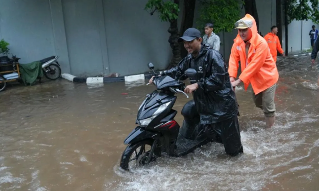Banjir Jakarta Utara Paksa Ratusan Warga Mengungsi, Wilayah Kebon Bawang Terendam Hingga 60 Cm Malam Ini