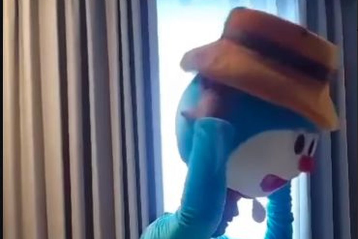 Ide yang Fresh! Polisi Nyamar jadi Doraemon dan Spiderman Curi Perhatian Warga