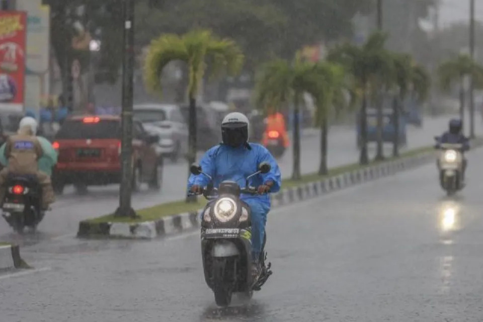 Ini Alasan Kenapa Motor Kehujanan Sebaiknya Langsung Dicuci!