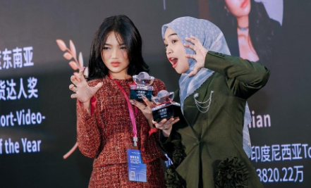 Fuji Dan Ria Ricis Menang Award Di China, Dua Influencer Indonesia Ini Borong Piala The FastMoss Visionary Awards 2026!