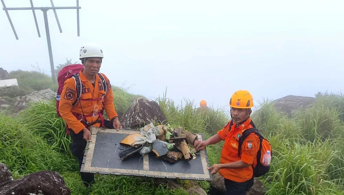 Kabut Tebal dan Hujan Jadi Musuh Terbesar, Detik-Detik Tim SAR Temukan Serpihan Pesawat di Gunung Bulusaraungv