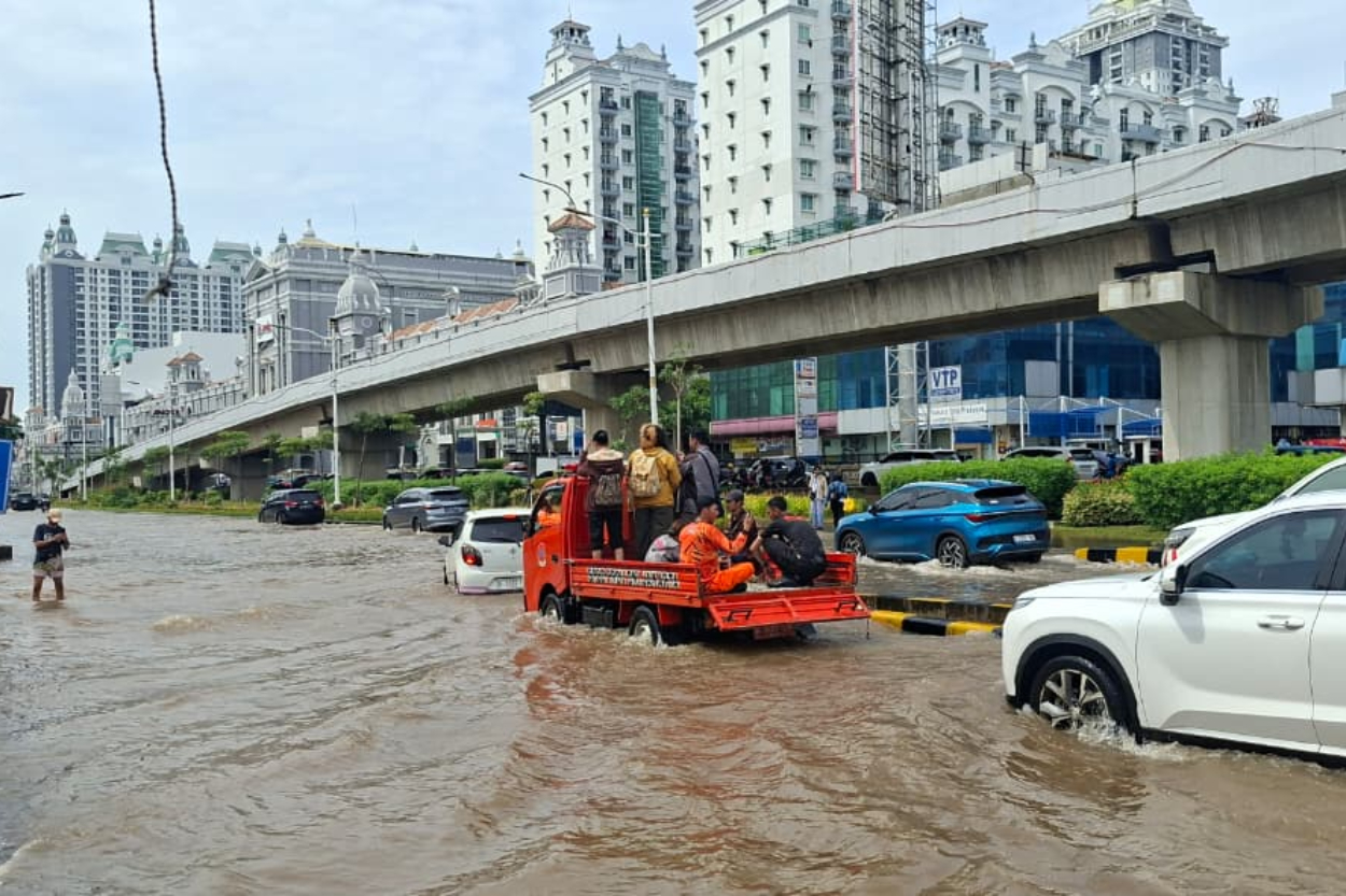 Kelapa Gading Lumpuh! Banjir Setinggi Ban Mobil Rendam Depan MOI, Banyak Kendaraan Mogok