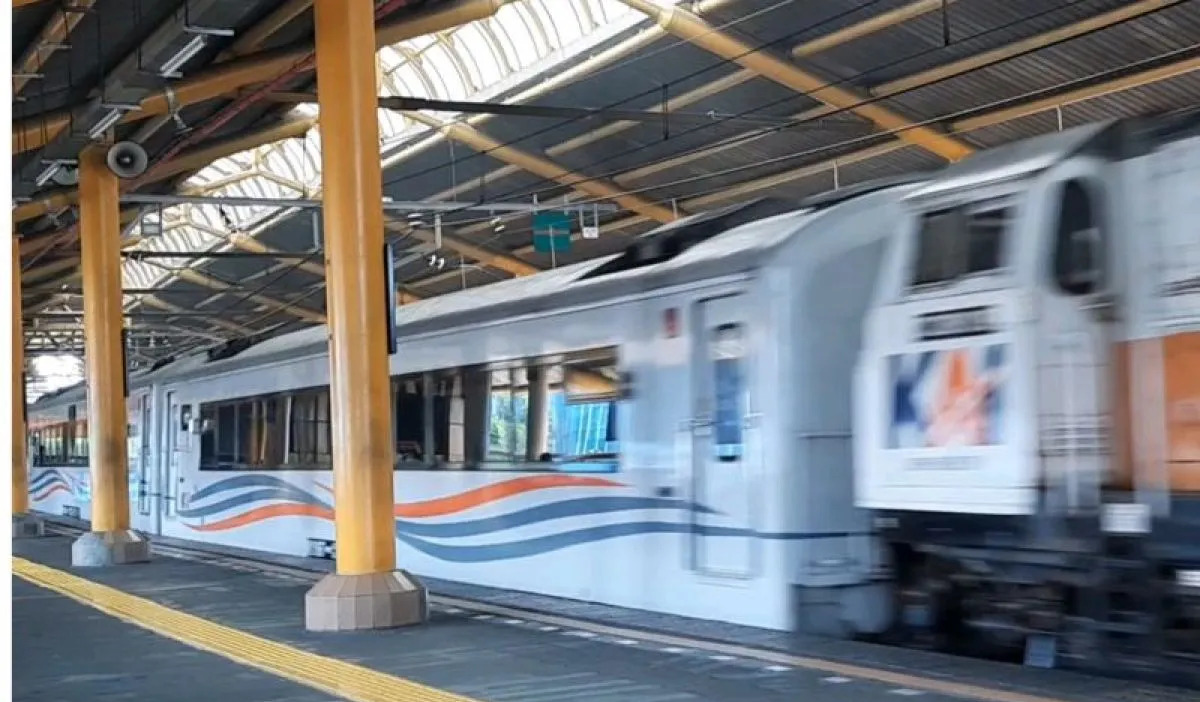 Lagi-Lagi Kejadian! Seorang Wanita Nekat Terjun Bebas hingga Terlindas Kereta di Stasiun Gondangdia