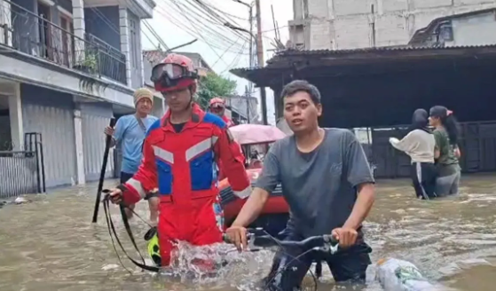 Banjir Jakarta Hari Ini Makin Parah, 126 RT Terendam Air Hingga Satu Meter Lebih Di Rawa Buaya Dan Duri Kosambi
