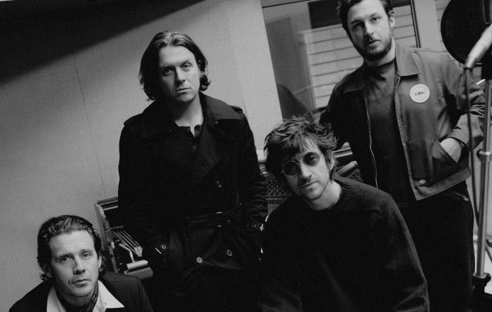 Lirik Lagu 'Opening Night' Arctic Monkeys, Bahas Refleksi Diri dengan Musik yang Elegan