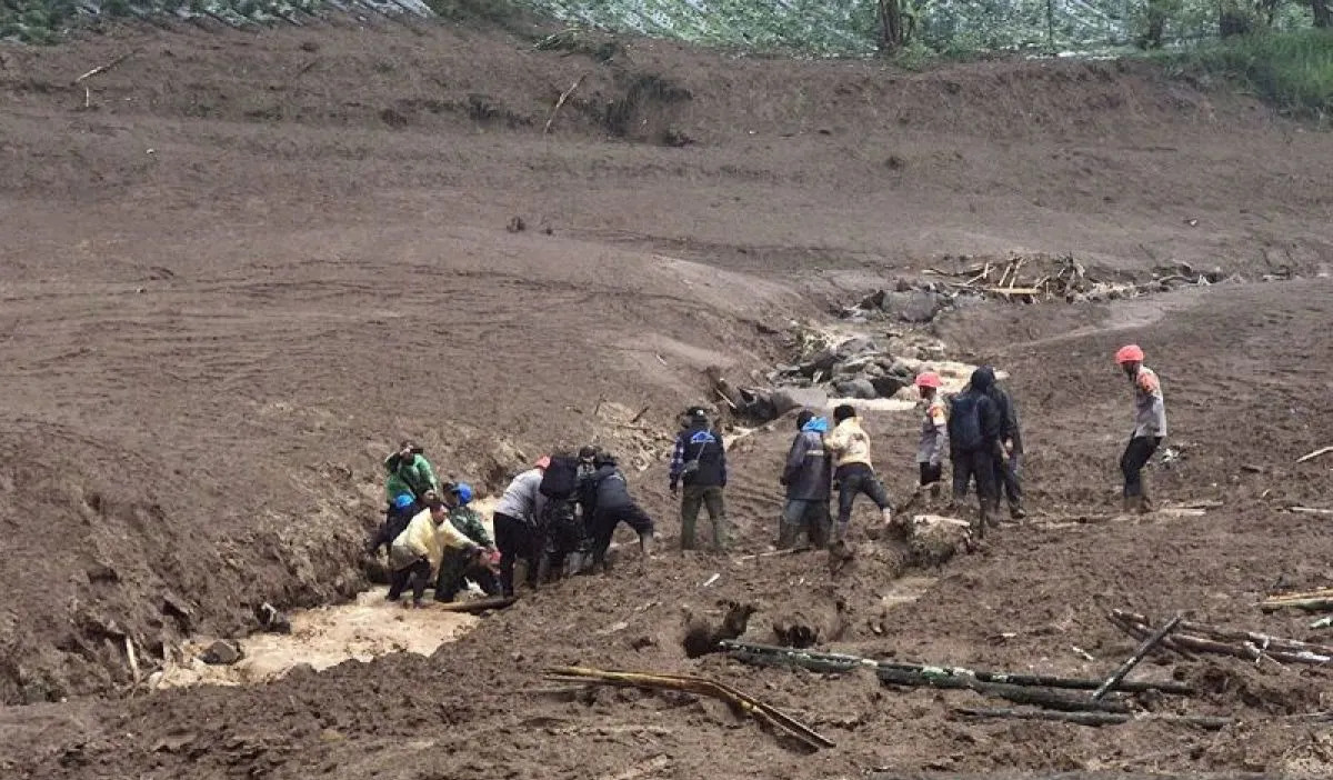 Longsor dan Banjir Bandang Terjang Cisarua Bandung Barat, Tujuh Orang Tewas, Ratusan Warga Masih Dicari