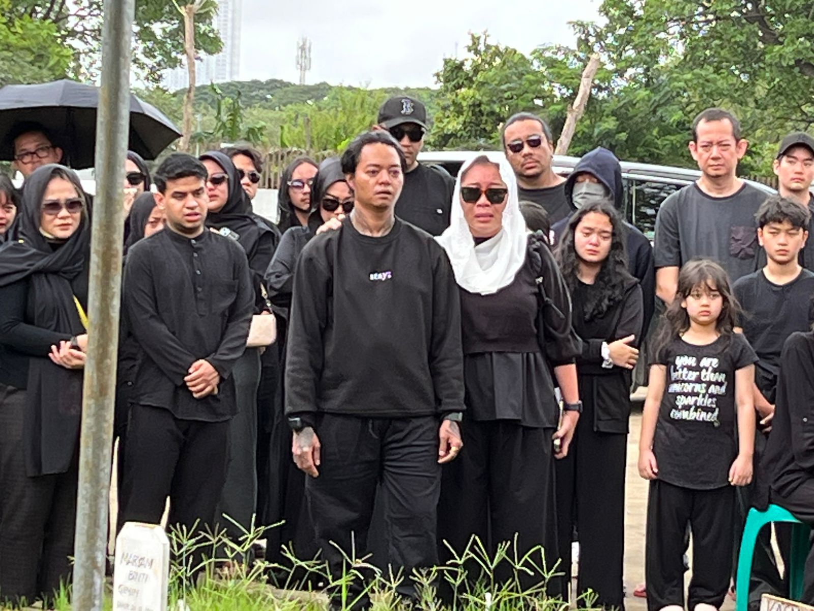 Pemakaman Lula Lahfah Penuh Haru, Reza Arap Berusaha Tegar Dampingi Keluarga
