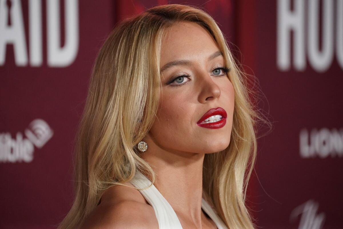 Sydney Sweeney Pasang Bra di Papan Hollywood, Promosi Brand Pakaian Dalam Berujung Ancaman Penjara!