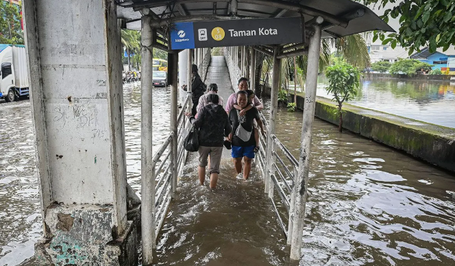 Banjir Jakarta Hari Ini Makin Parah, Puluhan RT dan Jalan Utama Terendam Air Hingga 1,5 Meter!
