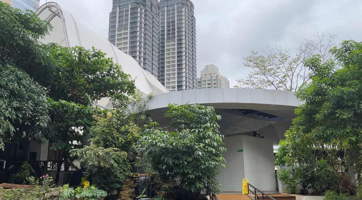 Habitat Park SCBD: Oase Hijau dengan Mini Zoo dan Kafe di Tengah Gedung Pencakar Langit