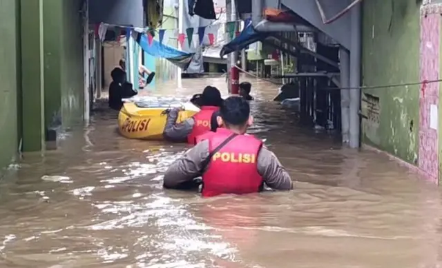 Luapan Banjir Kali Ciliwung Rendam Puluhan RT di Jakarta Timur, Air Capai 3 Meter