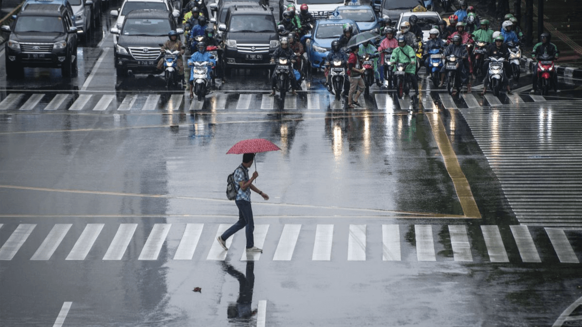 Cuaca Jakarta Senin 2 Februari 2026: Status Waspada Meluas, Potensi Hujan Lebat dan Petir