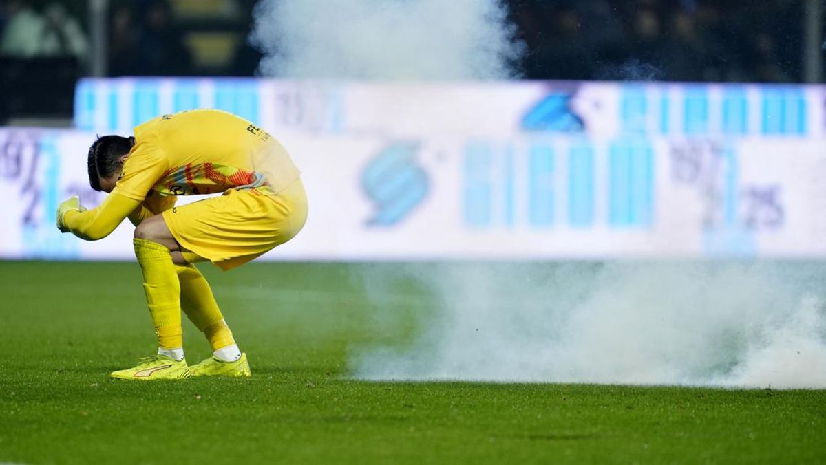 Bahaya! Kiper Timnas Indonesia Emil Audero Terkena Flare: Kaki Luka dan Tidak Bisa Mendengar
