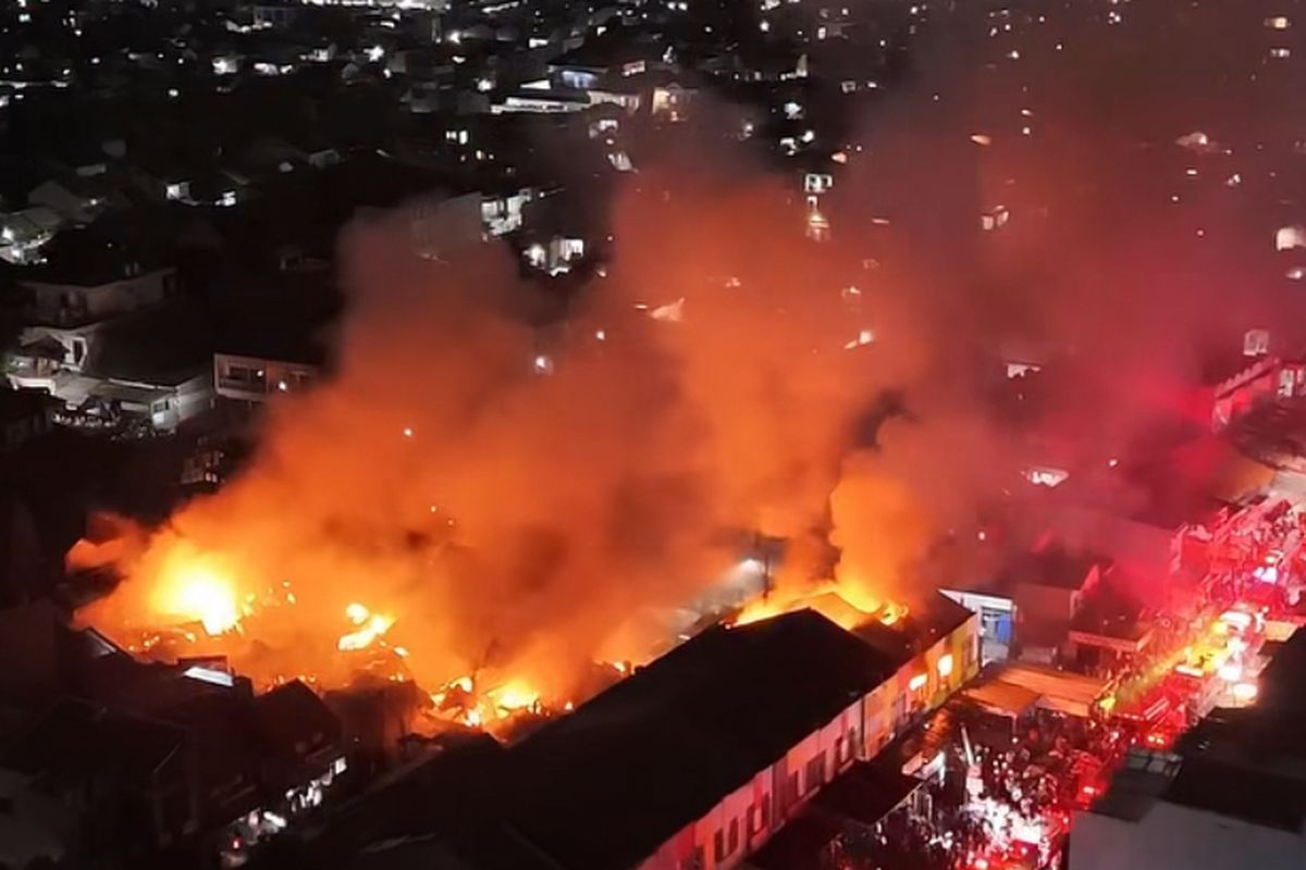 Kebakaran Hebat di Cipadu Tangsel: 4 Ruko & Gudang Tekstil Ludes, Kerugian Rp7 Miliar