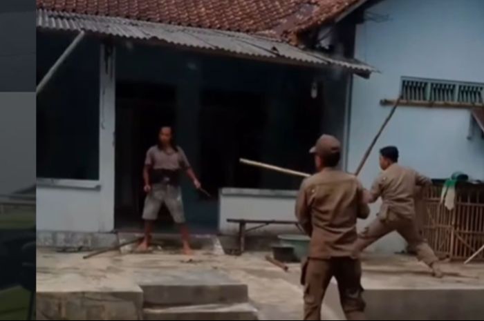 Momen Menegangkan Anggota Satpol PP Tangani ODGJ yang Membawa Benda Tajam