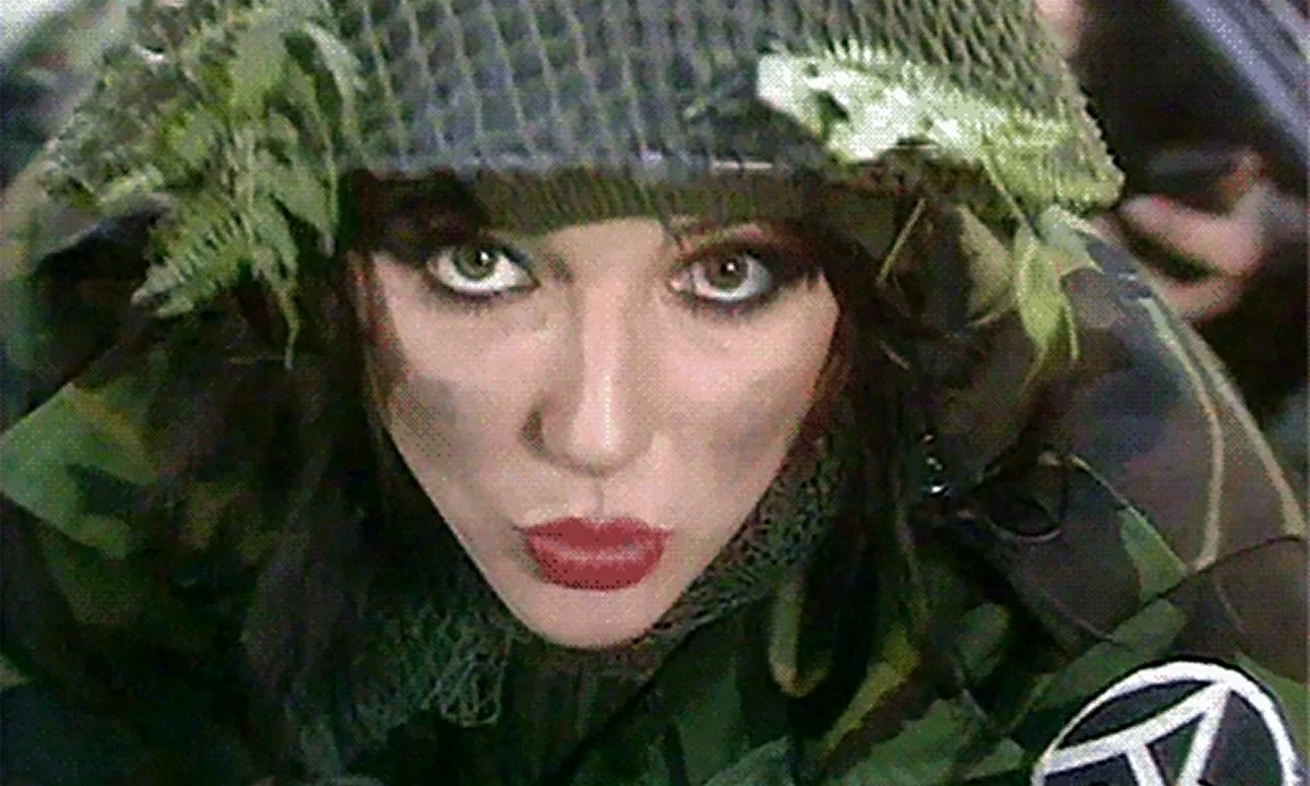 Lirik dan Terjemahan Lagu 'Army Dreamers' Kate Bush