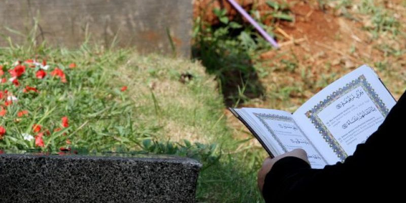 Jangan Salah! Ini Doa Ziarah Kubur Lengkap Arab, Latin & Artinya