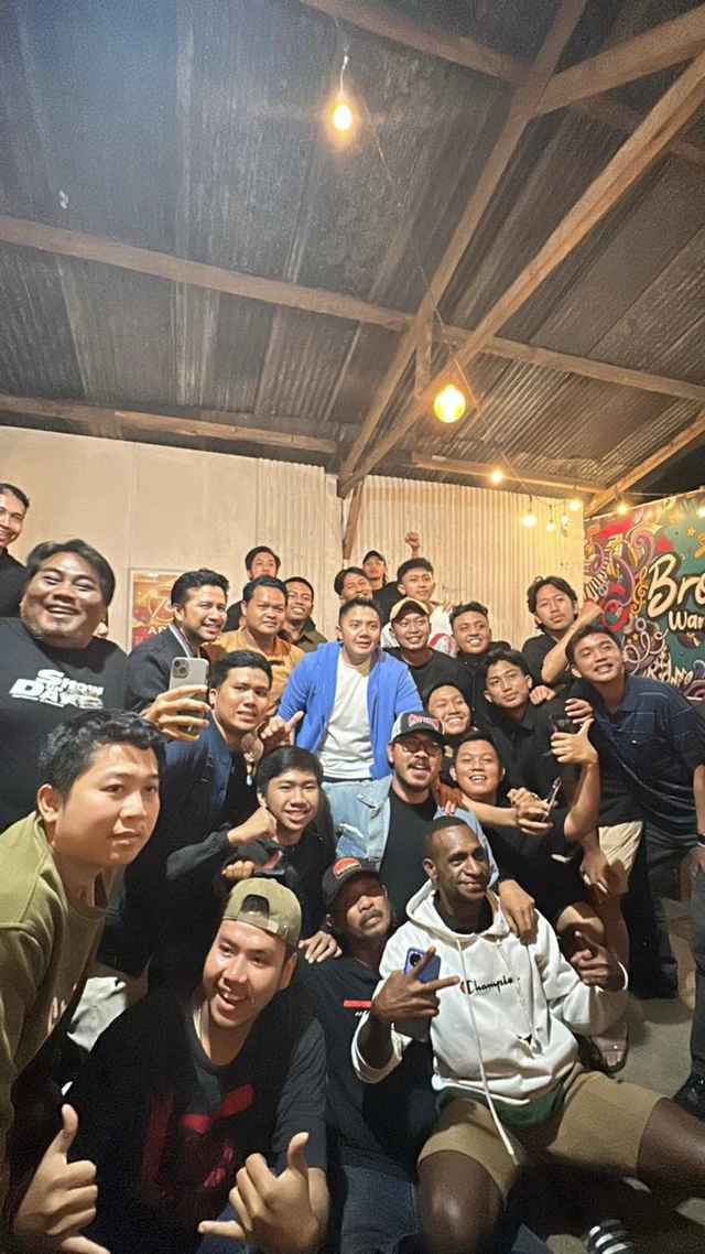 Seskab Teddy Ketauan Nonton Timnas Futsal bersama Warga Malang