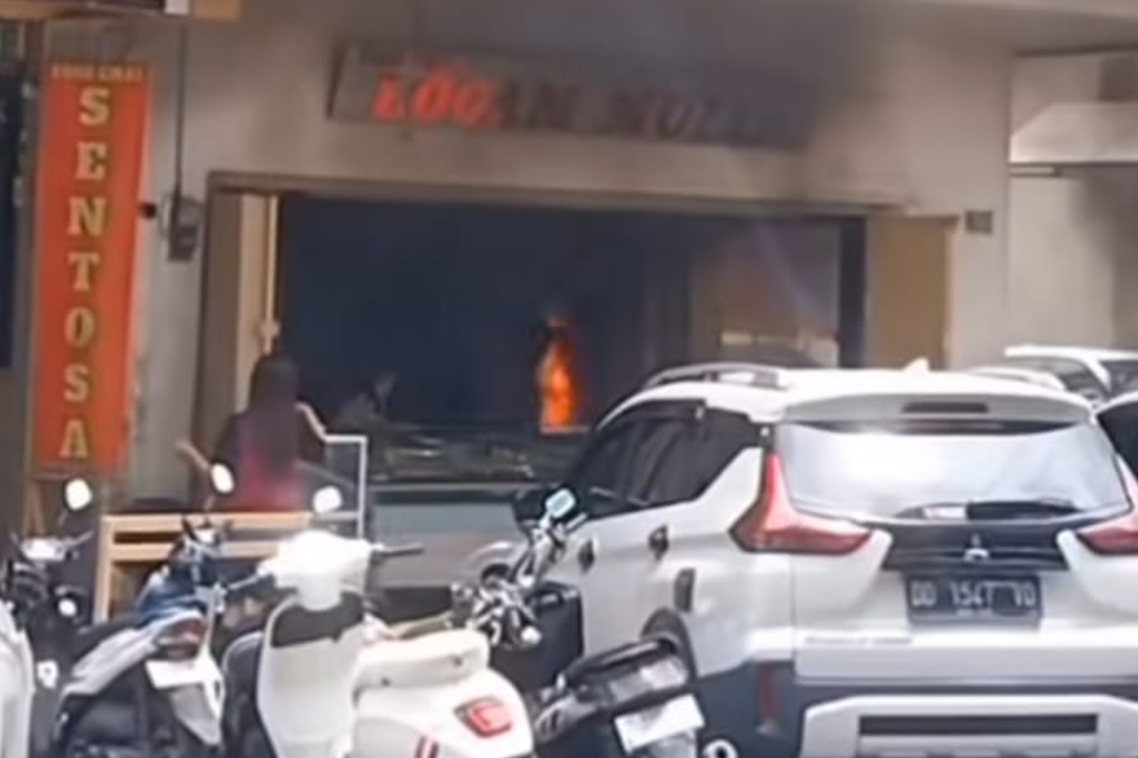 Aksi Nekat Emak-emak di Makassar: Bakar Toko Emas demi Rampok Perhiasan Rp 2 Miliar, Pelarian Berakhir Tragis!