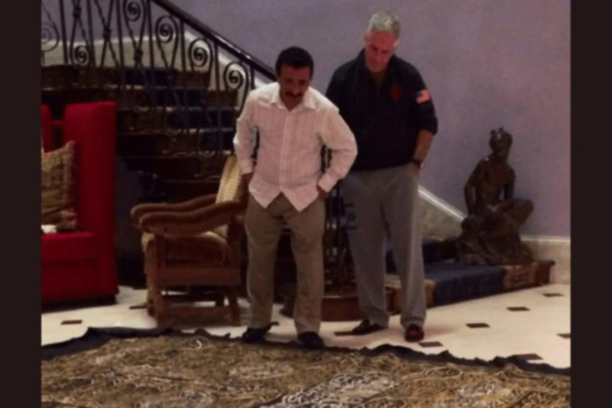 Viral Foto Jeffrey Epstein dan Sultan Ahmed Pandangi Kiswah Ka’bah di Lantai, Umat Muslim Dunia Mengecam!