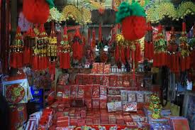 Pasar Lama Tangerang Diserbu Pemburu Pernak Pernik Imlek 2026, Nuansa Merah Emas Kembali Mendominasi
