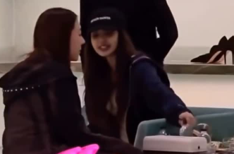 Lisa BLACKPINK Shopping di Mall Jakarta, Intip Gaya Kasual Sang Idol Saat Terciduk Warga Lagi Berada di Indonesia