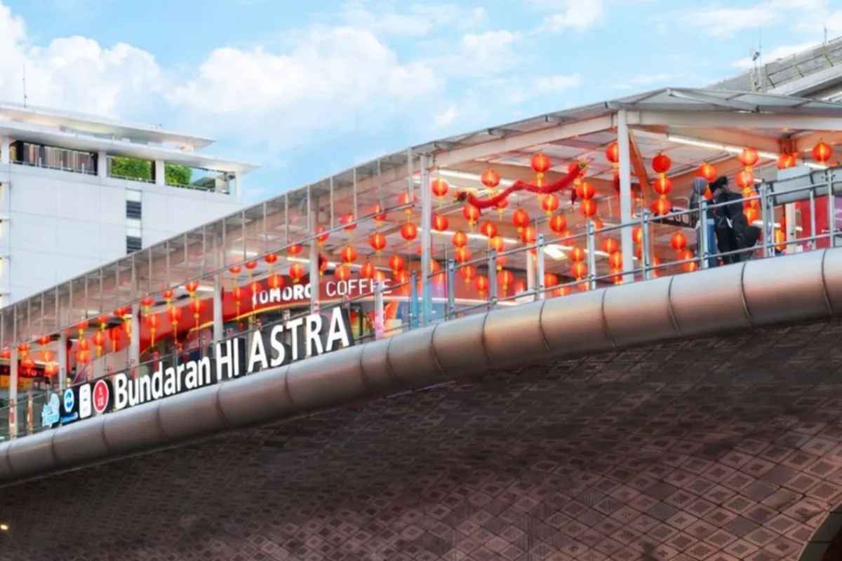 Sambut Imlek 2026, Halte Transjakarta Disulap Jadi Lautan Lampion