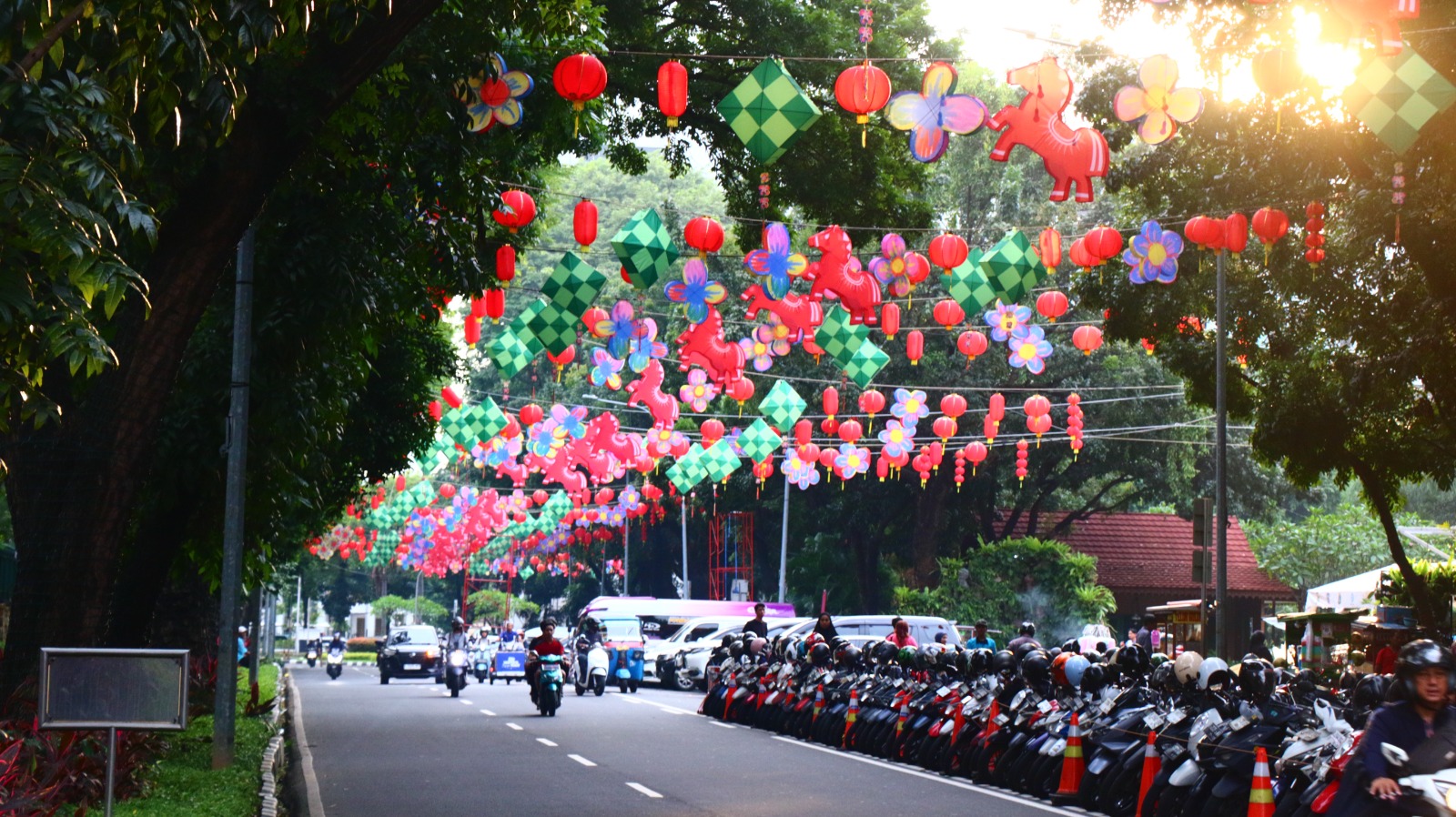 Jalan Lapangan Banteng Semarak dengan Ornamen Imlek dan Nuansa Islami, Spot Foto Hits di Jakarta!