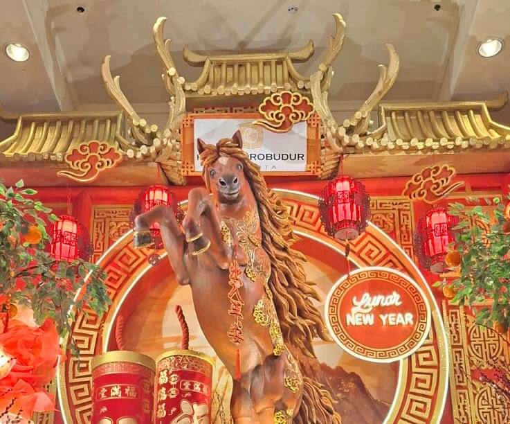 Rayakan Lunar New Year 2026 di Hotel Borobudur Jakarta, Dekorasi Mewahnya Bikin Serasa Masuk Istana!