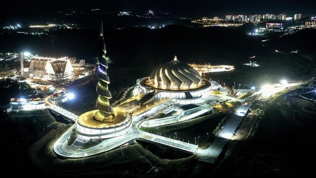 Ngadain Tarawih Perdana, Masjid IKN Diserbu Ribuan Jamaah! Suasana Khusyuk dan Antusiasme Mengalir