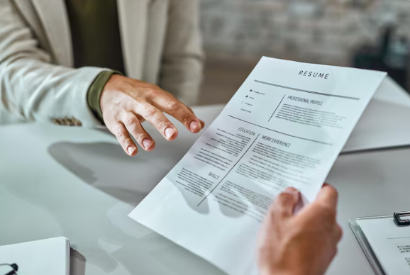 Tips Menyusun CV Profesional untuk Fresh Graduate, Dijamin Bikin HRD Tertarik